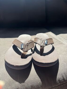 Brown Women’s Flip Flop Sandals with Logo Accent Sz 8